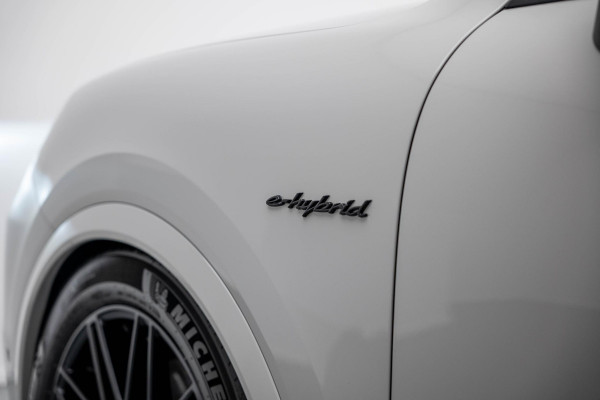Porsche Cayenne 3.0 E-Hybrid |Pano|Krijt|SportChrono|Fabrieksgarantie t/m 2029|