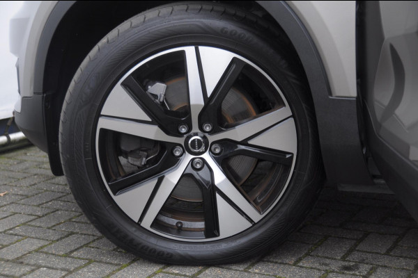 Volvo XC40 T4 211PK Automaat Recharge R-Design / Keyless entry / Elektrische achterklep / Leder met alcantara interieur / Parkeersensoren met camera / Stoel - en stuurwielverwarming / Apple carplay