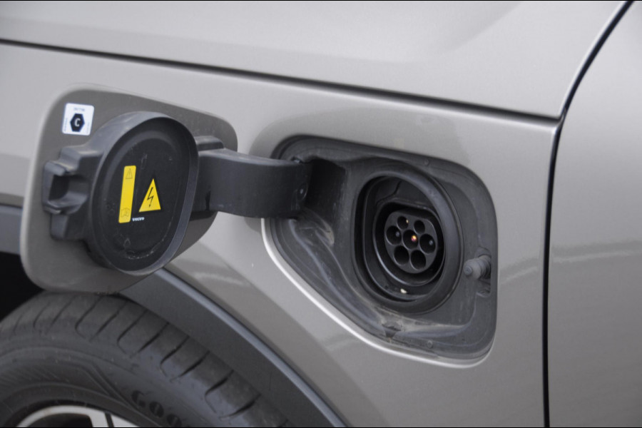 Volvo XC40 T4 211PK Automaat Recharge R-Design / Keyless entry / Elektrische achterklep / Leder met alcantara interieur / Parkeersensoren met camera / Stoel - en stuurwielverwarming / Apple carplay