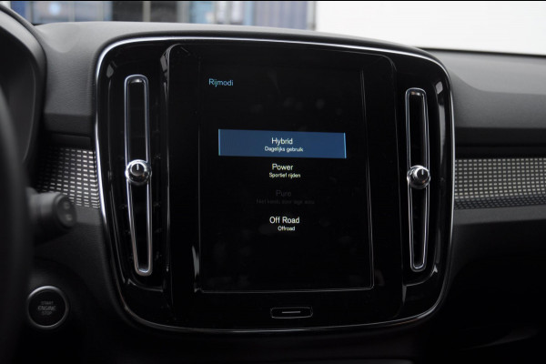 Volvo XC40 T4 211PK Automaat Recharge R-Design / Keyless entry / Elektrische achterklep / Leder met alcantara interieur / Parkeersensoren met camera / Stoel - en stuurwielverwarming / Apple carplay