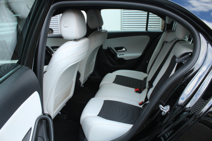 Mercedes-Benz A-Klasse 160 109pk Advantage Widescreen Leder Clima Cruise Navi Camera LMV Mercedes-Benz A-Klasse 160 109pk Advantage Widescreen Leder Clima Cruise Navi Camera LMV
