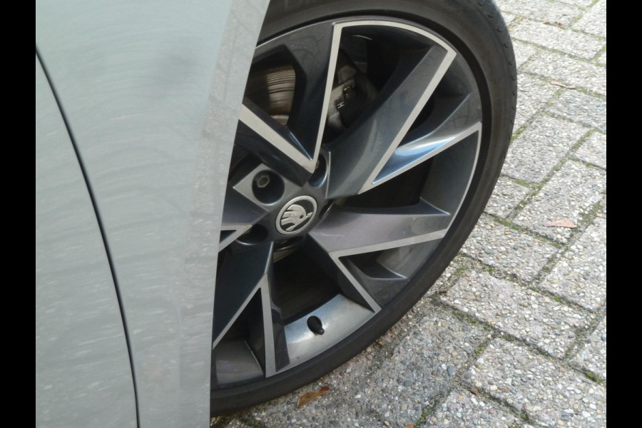Škoda Superb 1.4 TSI iV Sportline Plug-in|Memory|Matrix-LED|Alcantara|Keyless-Entry/Go|Adaptive-Cruise|Stoel/Stuurverw.|Blindspot Škoda Superb 1.4 TSI iV Sportline Plug-in|Memory|Matrix-LED|Alcantara|Keyless-Entry/Go|Adaptive-Cruise|Stoel/Stuurverw.|Blindspot