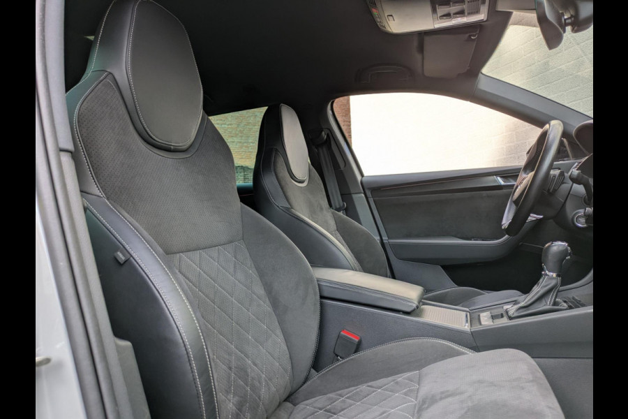 Škoda Superb 1.4 TSI iV Sportline Plug-in|Memory|Matrix-LED|Alcantara|Keyless-Entry/Go|Adaptive-Cruise|Stoel/Stuurverw.|Blindspot Škoda Superb 1.4 TSI iV Sportline Plug-in|Memory|Matrix-LED|Alcantara|Keyless-Entry/Go|Adaptive-Cruise|Stoel/Stuurverw.|Blindspot