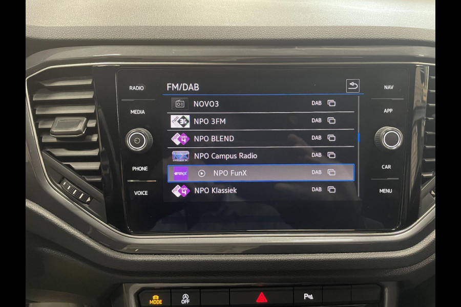 Volkswagen T-Roc 1.5 TSI Sport AUT Aut Winterpack Camera achter Adaptieve Led Auto Cruise Control PDC V+A Elektrische Kofferklep Navi Carplay