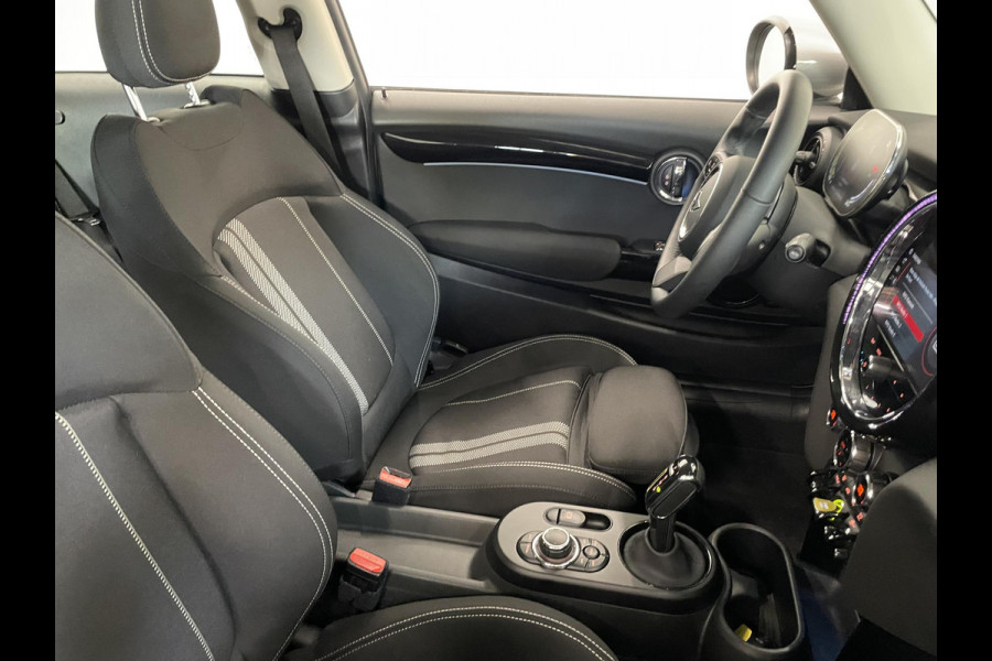 MINI Electric Essential 33 kWh Auto. Navigatie Apple Carplay/ Android Auto Parkeersensoren achter Cruise Control Stoelverwarming Virtual Cockpit Climate Control