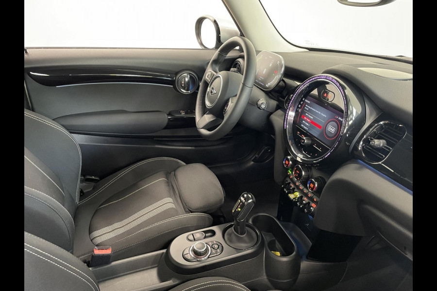 MINI Electric Essential 33 kWh Auto. Navigatie Apple Carplay/ Android Auto Parkeersensoren achter Cruise Control Stoelverwarming Virtual Cockpit Climate Control