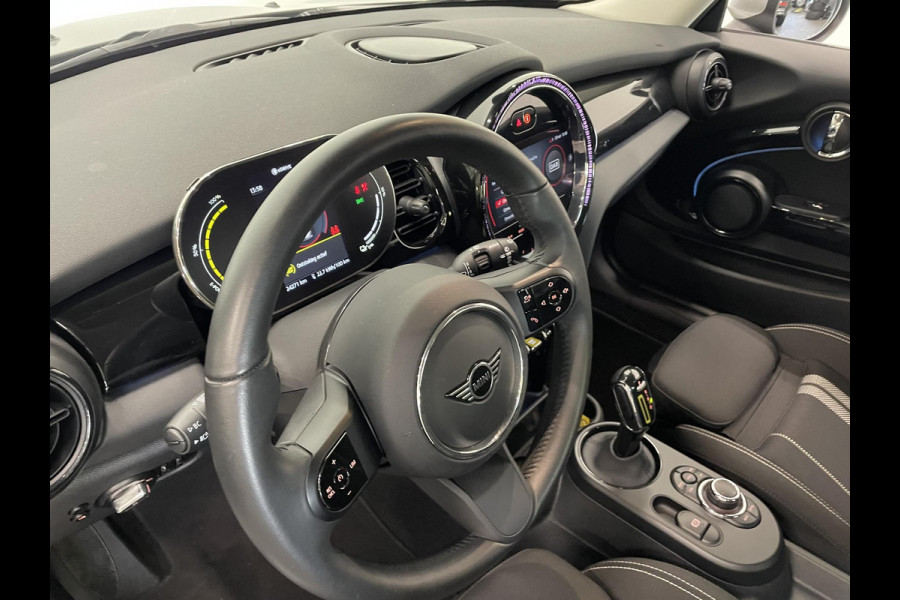 MINI Electric Essential 33 kWh Auto. Navigatie Apple Carplay/ Android Auto Parkeersensoren achter Cruise Control Stoelverwarming Virtual Cockpit Climate Control