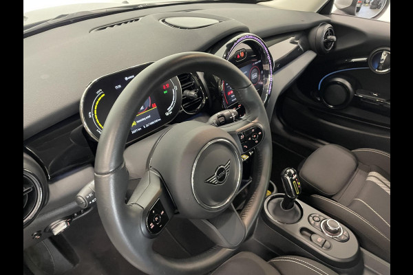 MINI Electric Essential 33 kWh Auto. Navigatie Apple Carplay/ Android Auto Parkeersensoren achter Cruise Control Stoelverwarming Virtual Cockpit Climate Control