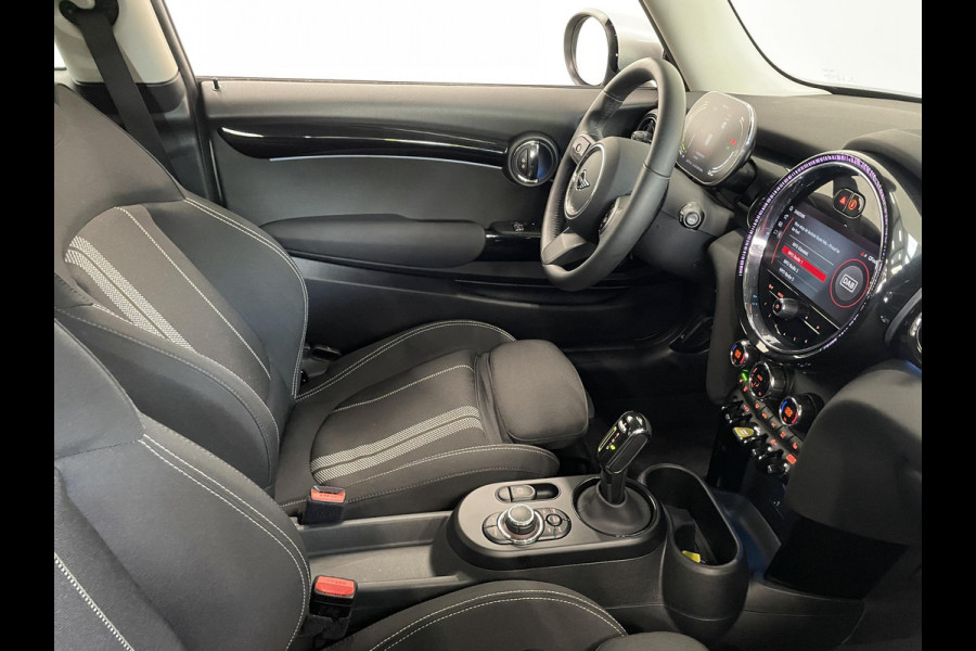 MINI Electric Essential 33 kWh Auto. Navigatie Apple Carplay/ Android Auto Parkeersensoren achter Cruise Control Stoelverwarming Virtual Cockpit Climate Control