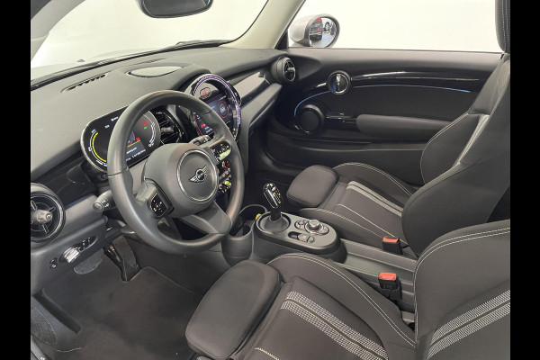 MINI Electric Essential 33 kWh Auto. Navigatie Apple Carplay/ Android Auto Parkeersensoren achter Cruise Control Stoelverwarming Virtual Cockpit Climate Control