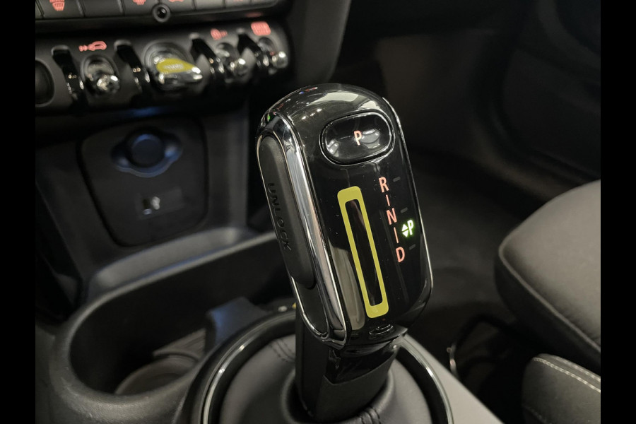 MINI Electric Essential 33 kWh Auto. Navigatie Apple Carplay/ Android Auto Parkeersensoren achter Cruise Control Stoelverwarming Virtual Cockpit Climate Control