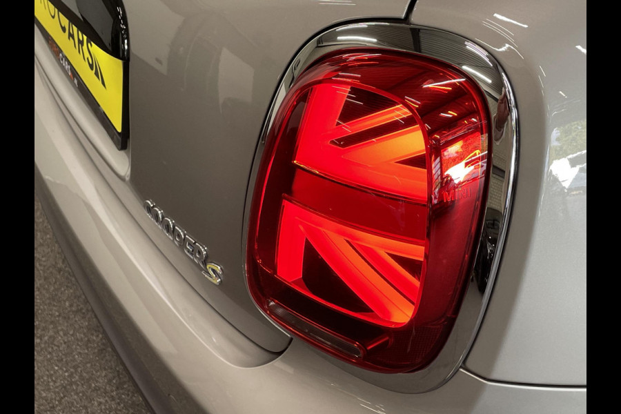 MINI Electric Essential 33 kWh Auto. Navigatie Apple Carplay/ Android Auto Parkeersensoren achter Cruise Control Stoelverwarming Virtual Cockpit Climate Control