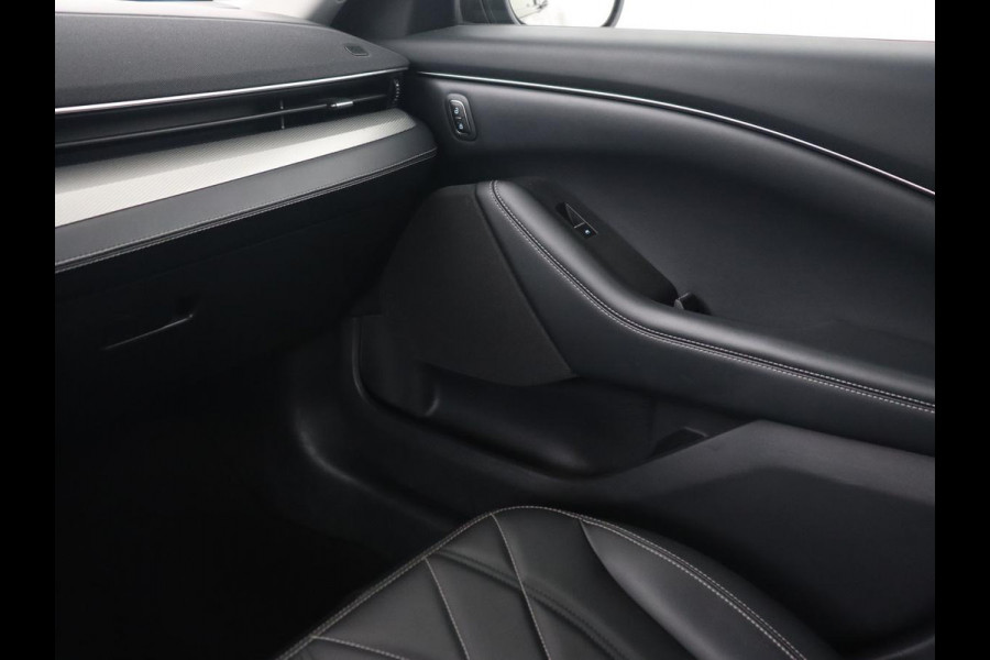 Ford Mustang Mach-E Extended RWD 98 kWh | Leder | Stoelverwarming | Adaptive cruise | Camera | Carplay | Keyless | Stuurverwarming