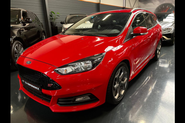 Ford FOCUS Wagon 2.0 ST-2 250 PK NAVI CLIMA RECARO CARPLAY Ford FOCUS Wagon 2.0 ST-2 250 PK NAVI CLIMA RECARO CARPLAY