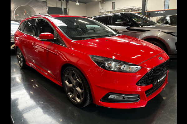 Ford FOCUS Wagon 2.0 ST-2 250 PK NAVI CLIMA RECARO CARPLAY Ford FOCUS Wagon 2.0 ST-2 250 PK NAVI CLIMA RECARO CARPLAY