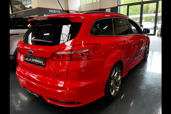 Ford FOCUS Wagon 2.0 ST-2 250 PK NAVI CLIMA RECARO CARPLAY Ford FOCUS Wagon 2.0 ST-2 250 PK NAVI CLIMA RECARO CARPLAY