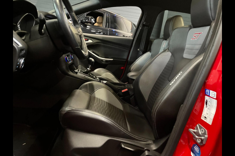 Ford FOCUS Wagon 2.0 ST-2 250 PK NAVI CLIMA RECARO CARPLAY Ford FOCUS Wagon 2.0 ST-2 250 PK NAVI CLIMA RECARO CARPLAY