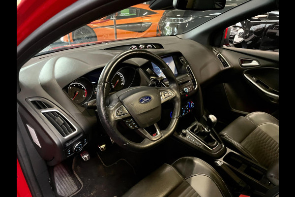 Ford FOCUS Wagon 2.0 ST-2 250 PK NAVI CLIMA RECARO CARPLAY Ford FOCUS Wagon 2.0 ST-2 250 PK NAVI CLIMA RECARO CARPLAY