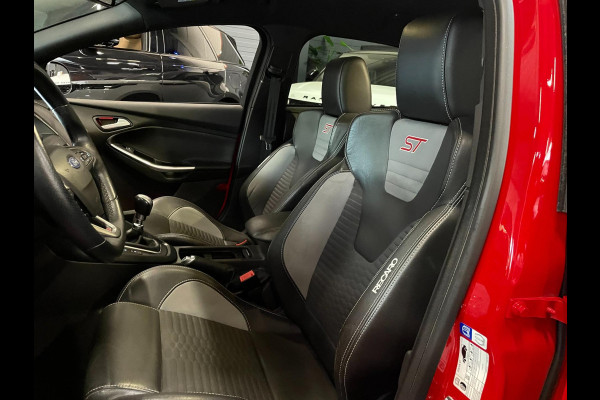 Ford FOCUS Wagon 2.0 ST-2 250 PK NAVI CLIMA RECARO CARPLAY Ford FOCUS Wagon 2.0 ST-2 250 PK NAVI CLIMA RECARO CARPLAY