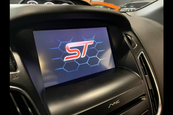 Ford FOCUS Wagon 2.0 ST-2 250 PK NAVI CLIMA RECARO CARPLAY Ford FOCUS Wagon 2.0 ST-2 250 PK NAVI CLIMA RECARO CARPLAY