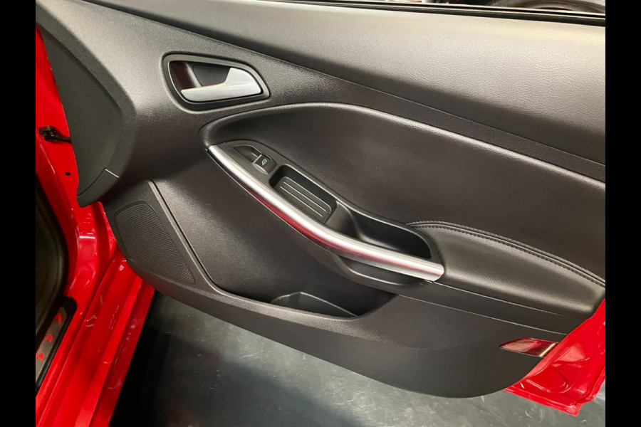 Ford FOCUS Wagon 2.0 ST-2 250 PK NAVI CLIMA RECARO CARPLAY Ford FOCUS Wagon 2.0 ST-2 250 PK NAVI CLIMA RECARO CARPLAY