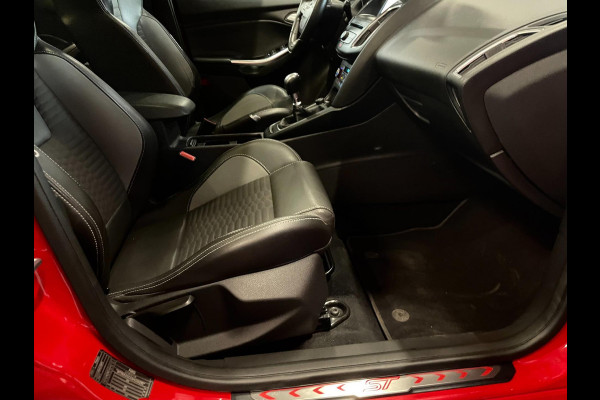 Ford FOCUS Wagon 2.0 ST-2 250 PK NAVI CLIMA RECARO CARPLAY Ford FOCUS Wagon 2.0 ST-2 250 PK NAVI CLIMA RECARO CARPLAY