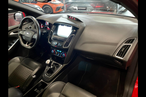 Ford FOCUS Wagon 2.0 ST-2 250 PK NAVI CLIMA RECARO CARPLAY Ford FOCUS Wagon 2.0 ST-2 250 PK NAVI CLIMA RECARO CARPLAY
