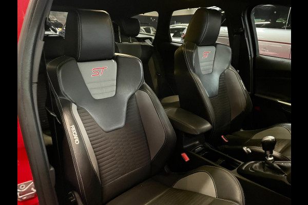 Ford FOCUS Wagon 2.0 ST-2 250 PK NAVI CLIMA RECARO CARPLAY Ford FOCUS Wagon 2.0 ST-2 250 PK NAVI CLIMA RECARO CARPLAY