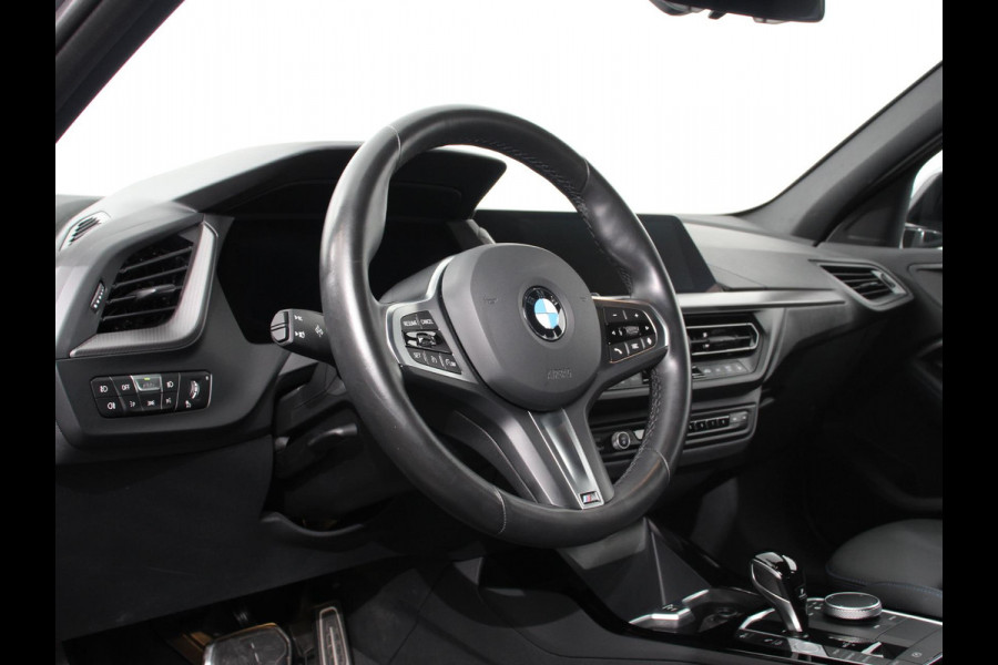 BMW 1-serie 118i M-Sport Climate Control Cruise control Stoelverwarming LED Parkeersensoren Apple carplay / Andriod auto Navigatie