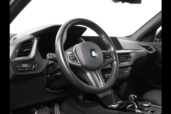BMW 1-serie 118i M-Sport Climate Control Cruise control Stoelverwarming LED Parkeersensoren Apple carplay / Andriod auto Navigatie