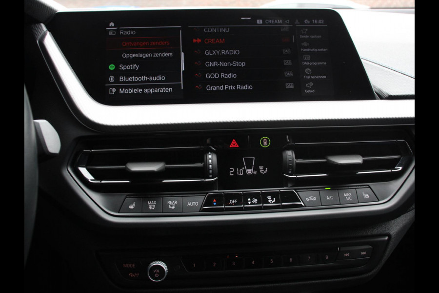 BMW 1-serie 118i M-Sport Climate Control Cruise control Stoelverwarming LED Parkeersensoren Apple carplay / Andriod auto Navigatie