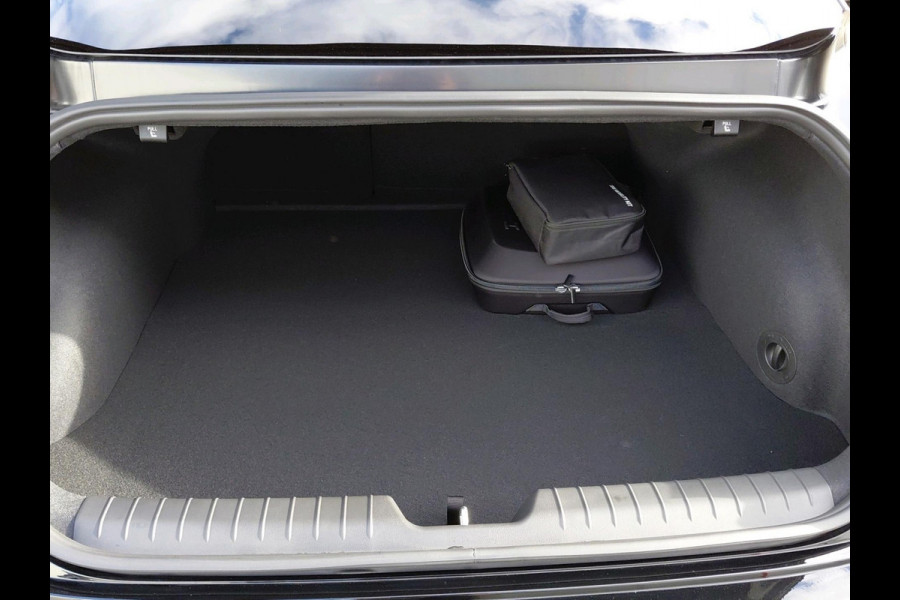 Hyundai IONIQ 6 Connect 77.4 kWh VAN €56.290 VOOR €46.290 Hyundai IONIQ 6 Connect 77.4 kWh VAN €56.290 VOOR €46.290