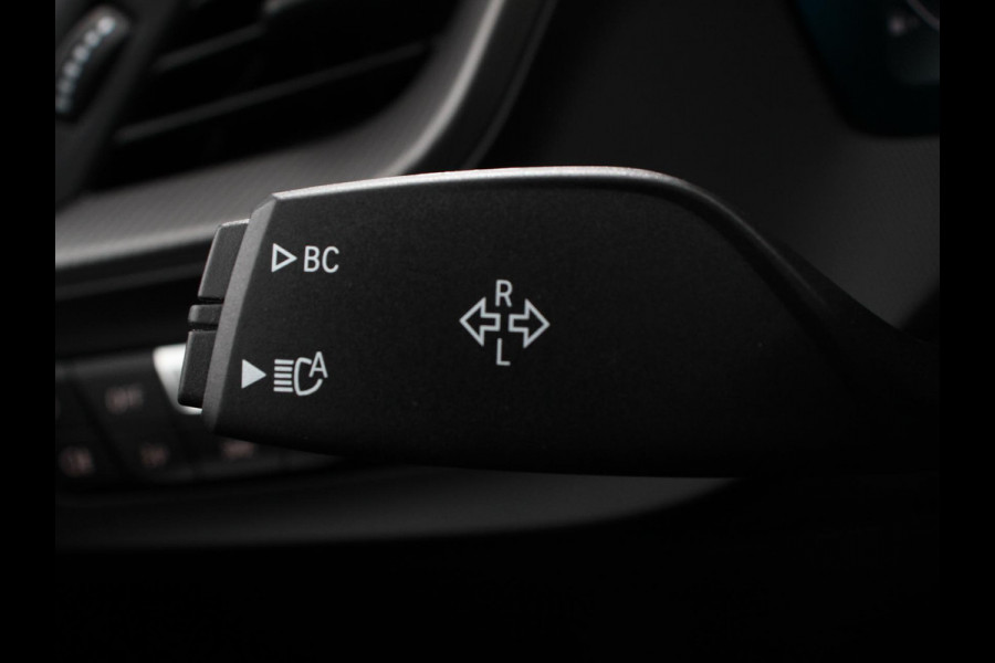 BMW 1-serie 118i M-Sport Climate Control Cruise control Stoelverwarming LED Parkeersensoren Apple carplay / Andriod auto Navigatie