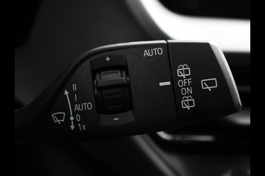 BMW 1-serie 118i M-Sport Climate Control Cruise control Stoelverwarming LED Parkeersensoren Apple carplay / Andriod auto Navigatie