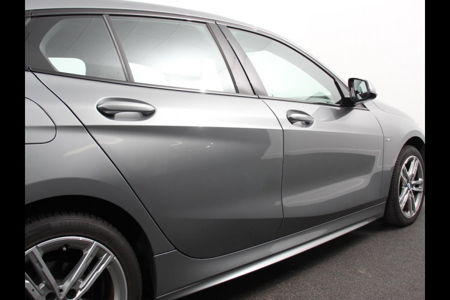 BMW 1-serie 118i M-Sport Climate Control Cruise control Stoelverwarming LED Parkeersensoren Apple carplay / Andriod auto Navigatie