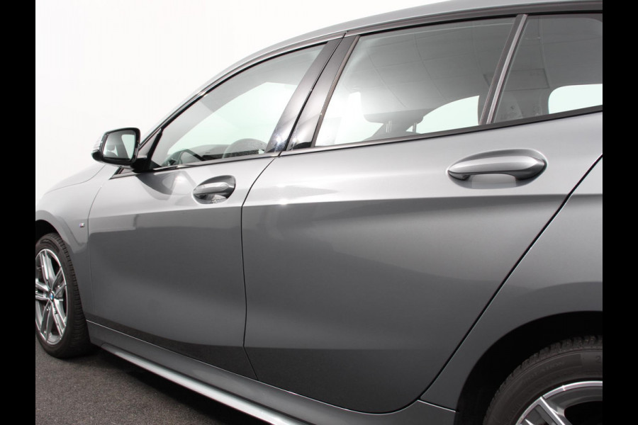 BMW 1-serie 118i M-Sport Climate Control Cruise control Stoelverwarming LED Parkeersensoren Apple carplay / Andriod auto Navigatie