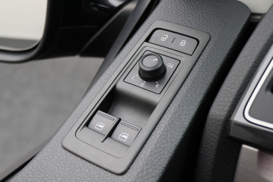 Volkswagen Transporter 2.0 TDI L2H1 DC Highline Automaat Navigatie, Cruise, Trekhaak, DAB, PDC, Bluetooth