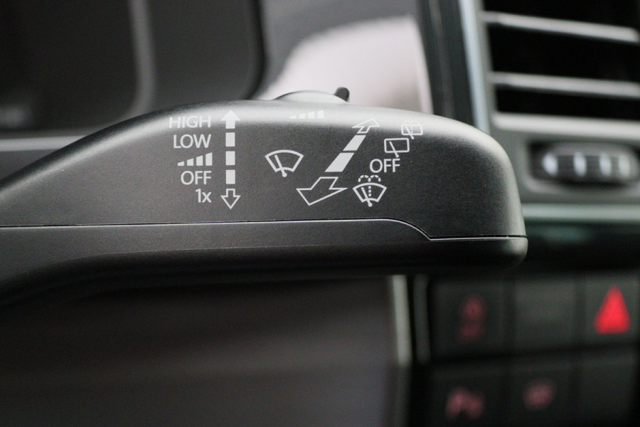 Volkswagen Transporter 2.0 TDI L2H1 DC Highline Automaat Navigatie, Cruise, Trekhaak, DAB, PDC, Bluetooth