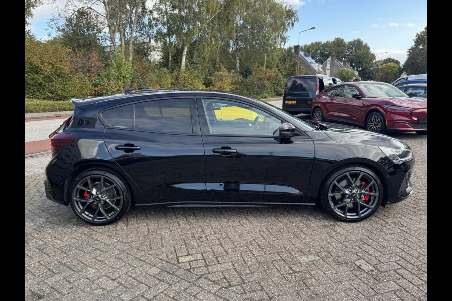 Ford Focus 2.3 EcoBoost ST-3 | 280pk Automaat |  Performance Pack | AGR-stoelen | Winter Pack | Adaptive cruise control | Head up Display | Camera