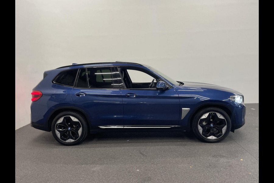 BMW iX3 High Executive 80 kWh EV Leder Navi Carplay/Androidauto Sensoren voor en achter 360 Camera Full Led Pano Dak Head-Up display Harman Kardon Adaptieve Cruise Control
