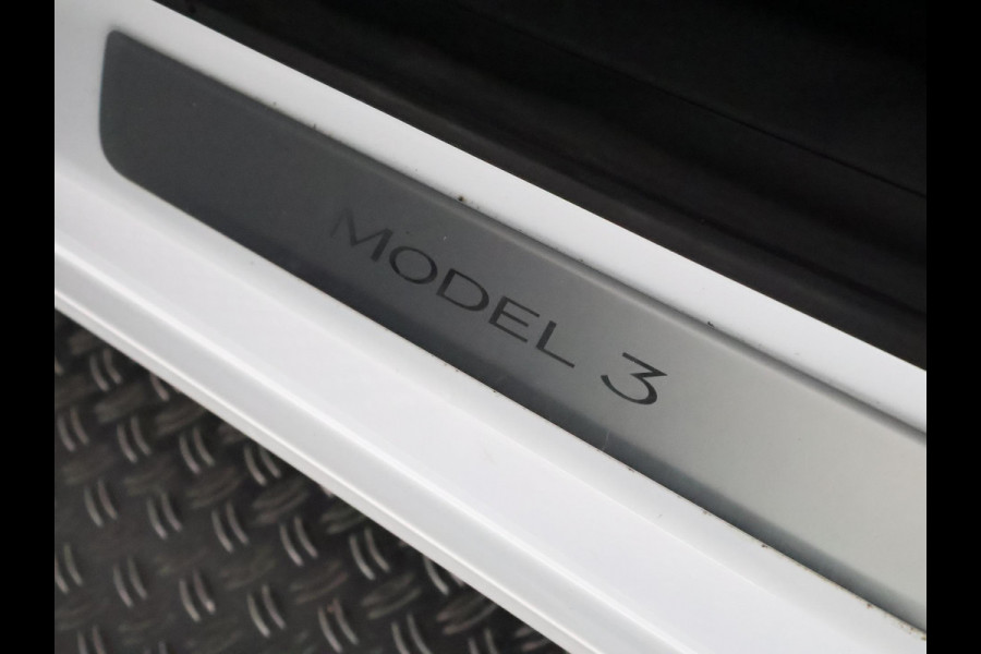 Tesla Model 3 BLACKLINE BI-TONE PANO STD ACCUTEST 86% RWD 60 kWH LEDER.NAVI.CAMERA.AUTOPILOT, STOELVERWARMING EN NOG VEEL MEER! Tesla Model 3 BLACKLINE BI-TONE PANO STD ACCUTEST 86% RWD 60 kWH LEDER.NAVI.CAMERA.AUTOPILOT, STOELVERWARMING EN NOG VEEL MEER!