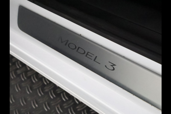 Tesla Model 3 BLACKLINE BI-TONE PANO STD ACCUTEST 86% RWD 60 kWH LEDER.NAVI.CAMERA.AUTOPILOT, STOELVERWARMING EN NOG VEEL MEER! Tesla Model 3 BLACKLINE BI-TONE PANO STD ACCUTEST 86% RWD 60 kWH LEDER.NAVI.CAMERA.AUTOPILOT, STOELVERWARMING EN NOG VEEL MEER!