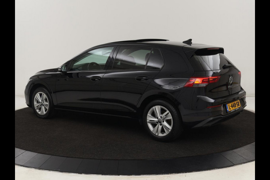 Volkswagen Golf 1.5 TSI Life Bns | Panoramadak | Adaptive Cruise | Stoelverwarming | Camera | Navigatie | Carplay | Sfeerverlichting