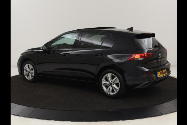 Volkswagen Golf 1.5 TSI Life Bns | Panoramadak | Adaptive Cruise | Stoelverwarming | Camera | Navigatie | Carplay | Sfeerverlichting
