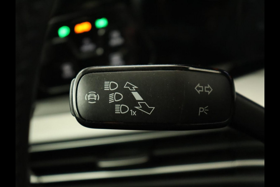 Volkswagen Golf 1.5 TSI Life Bns | Panoramadak | Adaptive Cruise | Stoelverwarming | Camera | Navigatie | Carplay | Sfeerverlichting