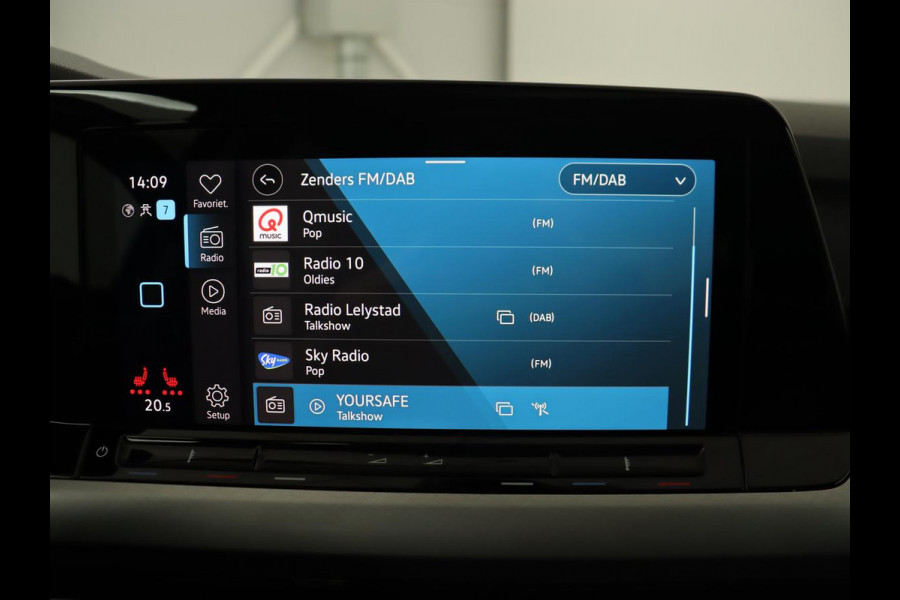 Volkswagen Golf 1.5 TSI Life Bns | Panoramadak | Adaptive Cruise | Stoelverwarming | Camera | Navigatie | Carplay | Sfeerverlichting