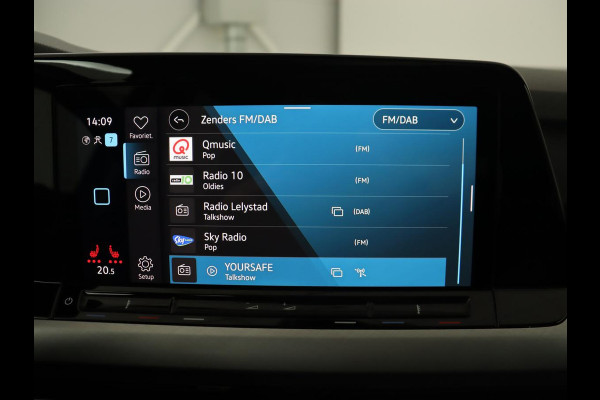 Volkswagen Golf 1.5 TSI Life Bns | Panoramadak | Adaptive Cruise | Stoelverwarming | Camera | Navigatie | Carplay | Sfeerverlichting