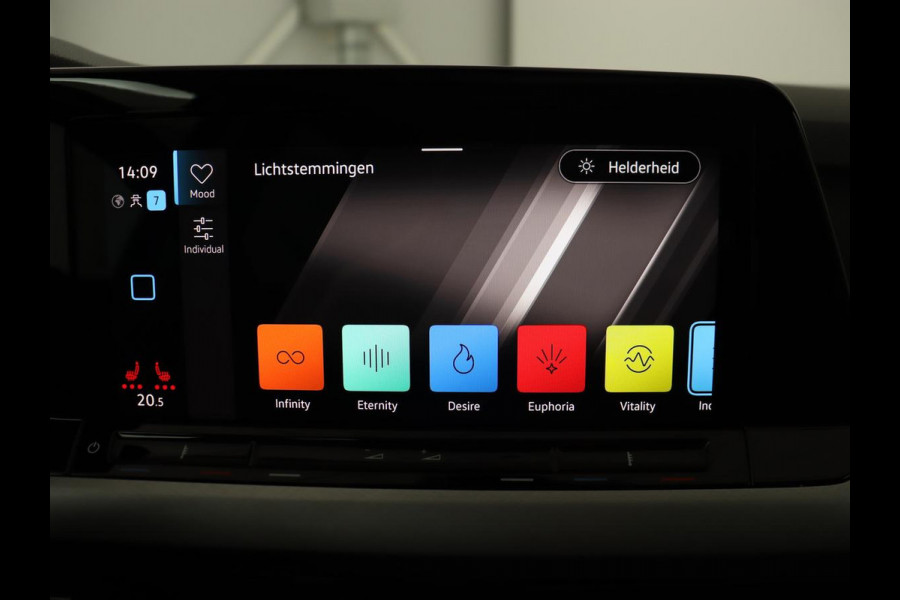 Volkswagen Golf 1.5 TSI Life Bns | Panoramadak | Adaptive Cruise | Stoelverwarming | Camera | Navigatie | Carplay | Sfeerverlichting