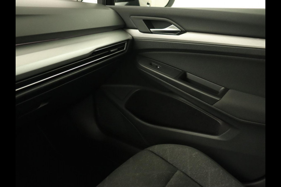 Volkswagen Golf 1.5 TSI Life Bns | Panoramadak | Adaptive Cruise | Stoelverwarming | Camera | Navigatie | Carplay | Sfeerverlichting