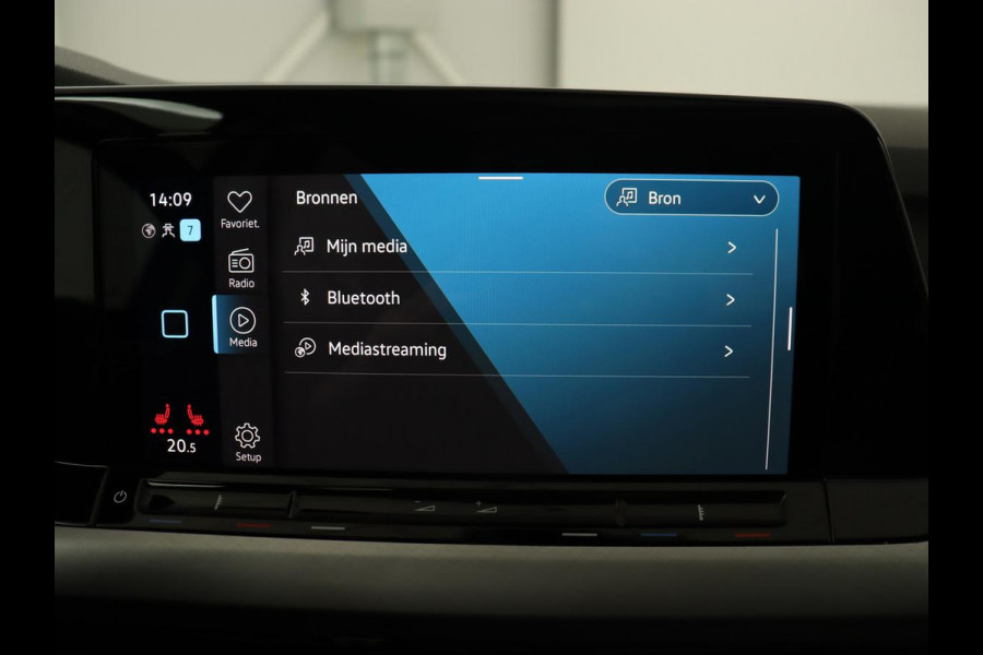 Volkswagen Golf 1.5 TSI Life Bns | Panoramadak | Adaptive Cruise | Stoelverwarming | Camera | Navigatie | Carplay | Sfeerverlichting